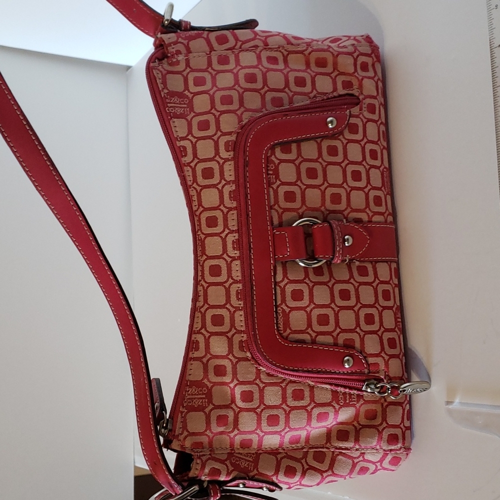 Hot pink Liz&Co handbag with front zipper pocket and rear sleeve
